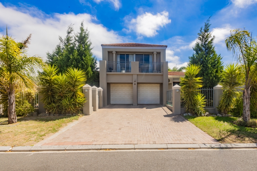 6 Bedroom Property for Sale in Uitzicht Western Cape